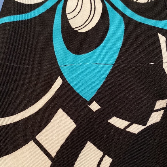 Sleeveless Large Floral Patterned Dress Featuring 2 Button Closure/Zipper Back - Picture 5 of 5